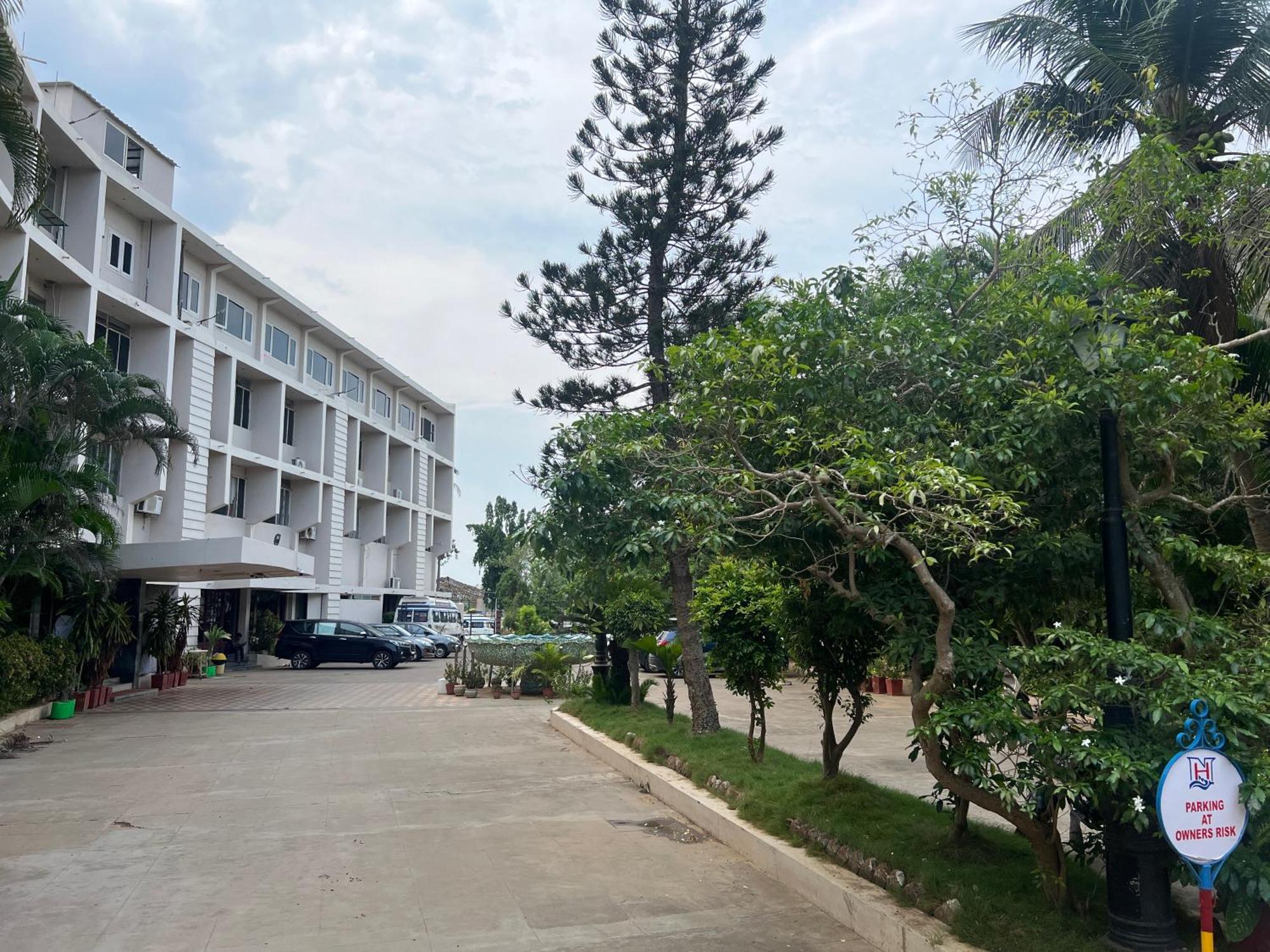 Varada Nagavali Hotel Srikakulam Exteriör bild