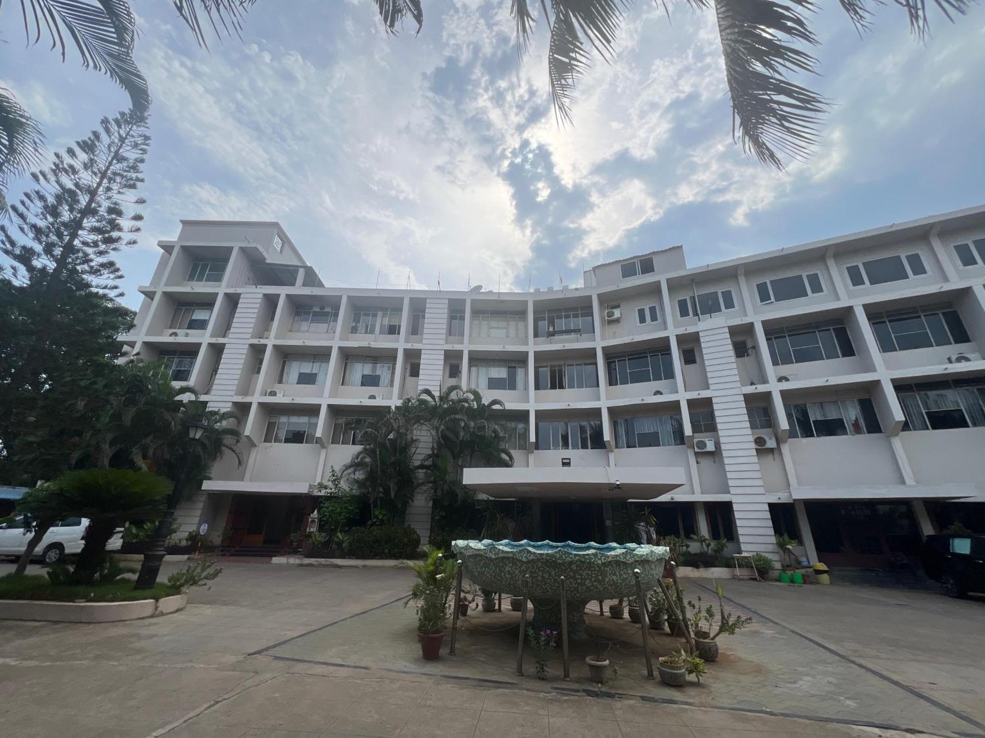Varada Nagavali Hotel Srikakulam Exteriör bild